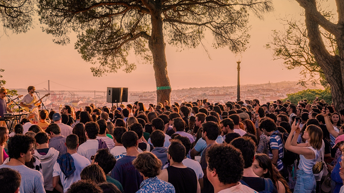 Concerto ao ar livre em Lisboa atrai multidão com vista para a ponte