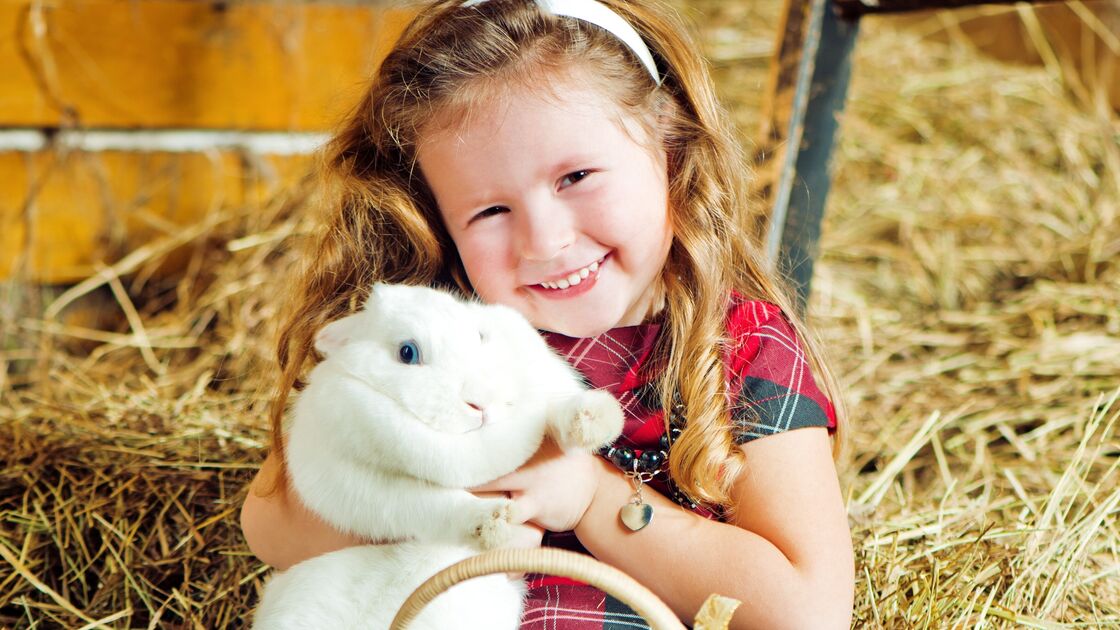 menina com coelho.jpg