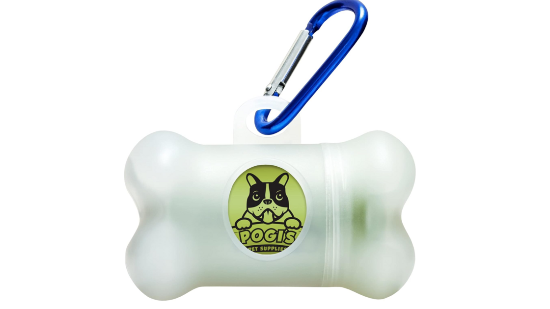 Passear o cão torna-se prático com este dispensador de sacos para dejetos