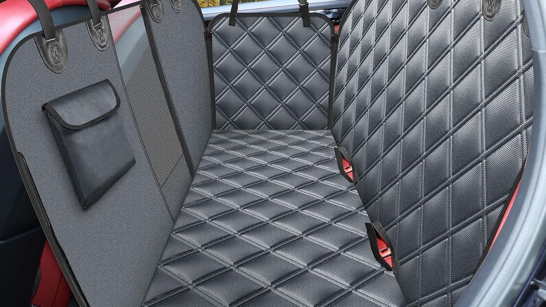 Capa protetora impermeável para o banco traseiro do carro garante conforto animal em viagens