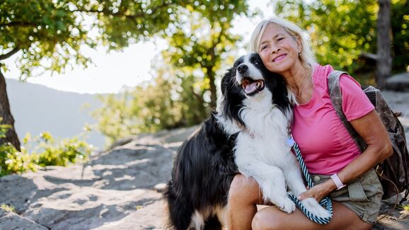 Mulher e cão aproveitam férias de verão com atividades inovadoras e pet-friendly