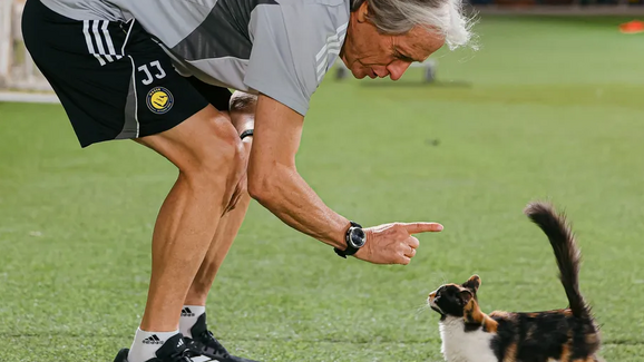 Jorge Jesus protagoniza momento insólito... com um gato!