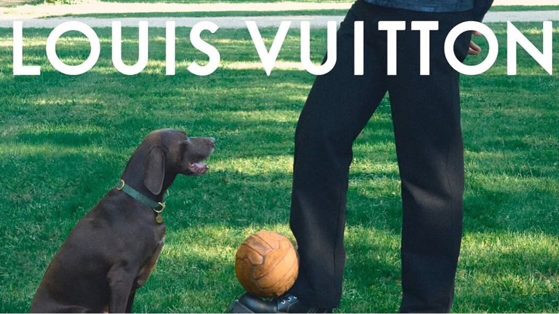 Campanha Louis Vuitton destaca modelos, cães e bola de futebol.
