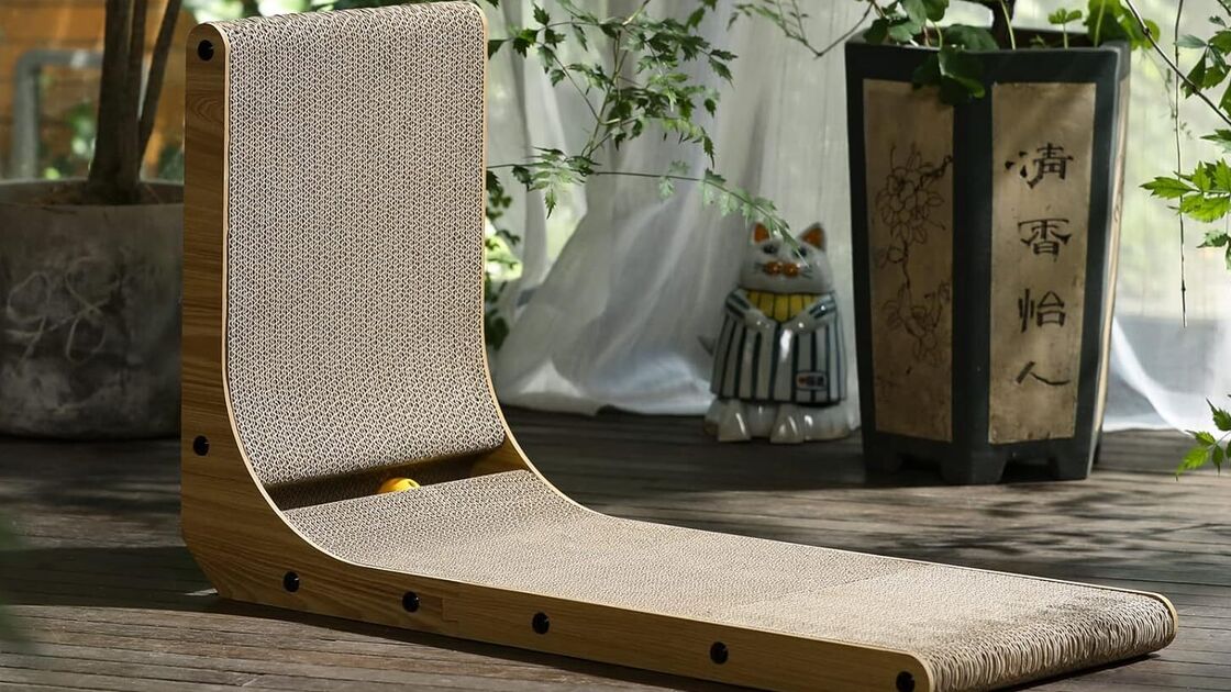 Um arranhador de cartão para gatos em interior decorado com plantas