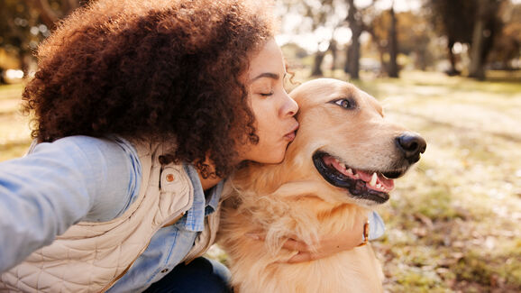 Viver com um cão pode deixar os adolescentes mais sociáveis. E os beijinhos aos patudos ajudam