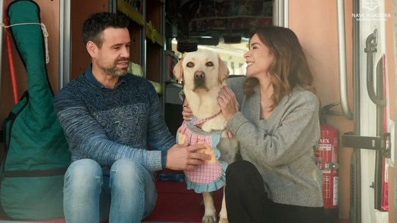 Livros, crianças e uma cadela muito especial. Como a Sakura ajuda crianças a criar hábitos de leitura