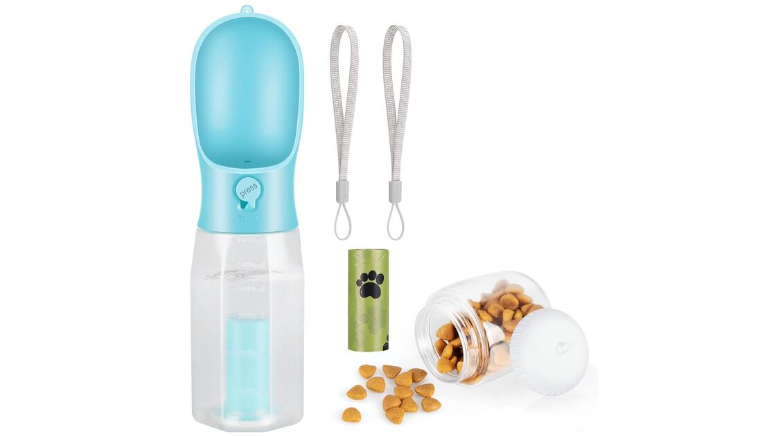 Kit essencial para passeios com cães: água, comida e sacos para dejetos.
