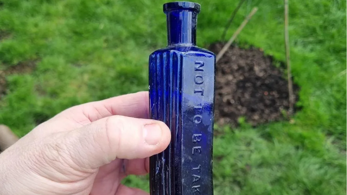 Reino Unido: Cão descobre frasco misterioso e pode ter ajudado a resolver crime de 160 anos