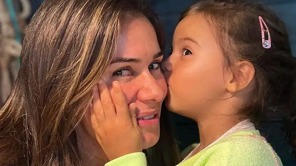 Que ternura! Nem a filhota de Cláudia Vieira resistiu ao peluche do macaco Punch