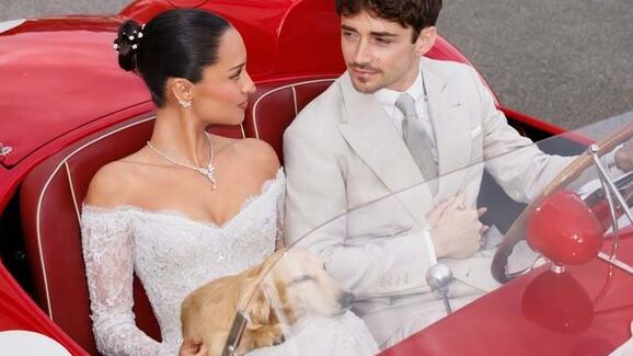 Noiva, noivo… e Leo! O dachshund de Charles Leclerc foi a verdeira estrela do casamento do tutor