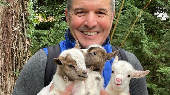 Que fofura! João Baião partilha vídeo a alimentar duas cabrinhas bebés