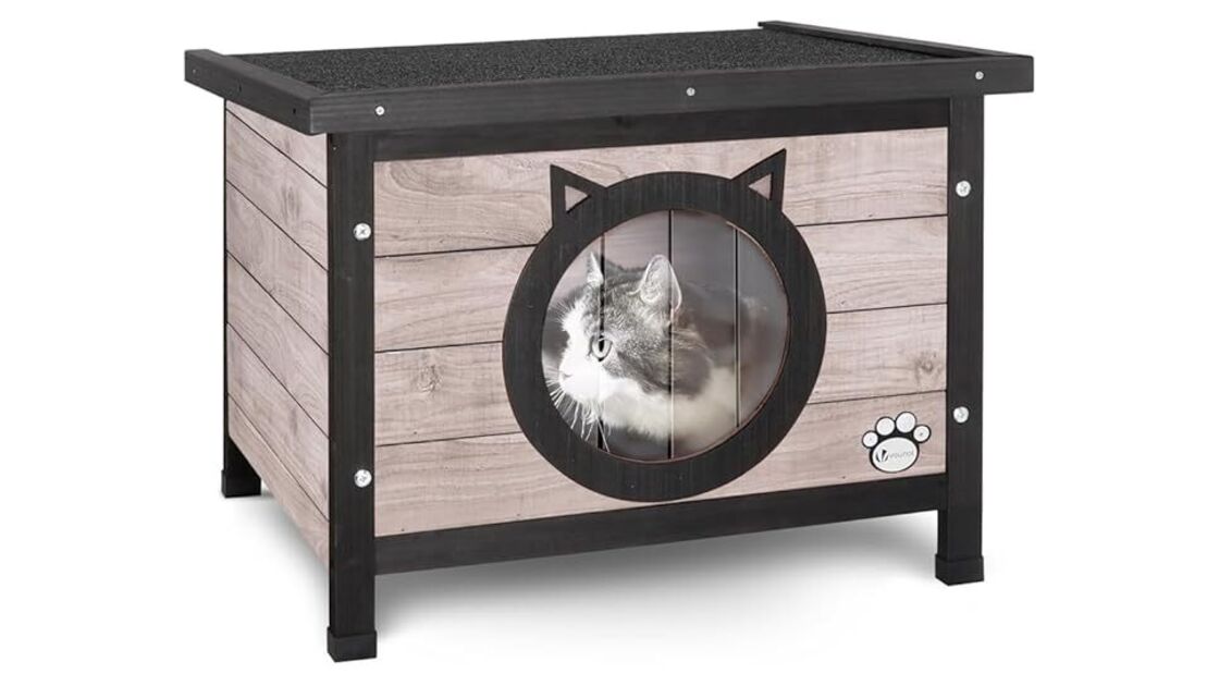 Casa de madeira para gatos com janela em forma de cabeça de gato