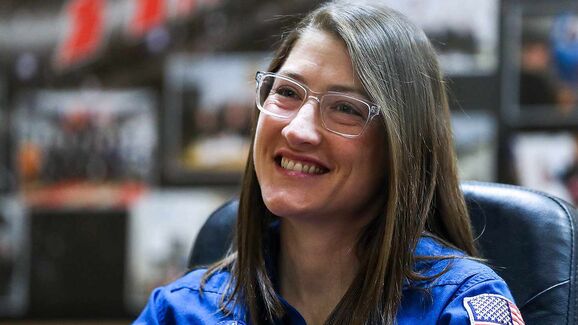 A melhor receção!  Veja o reencontro da astronauta Christina Koch com a sua cadelinha
