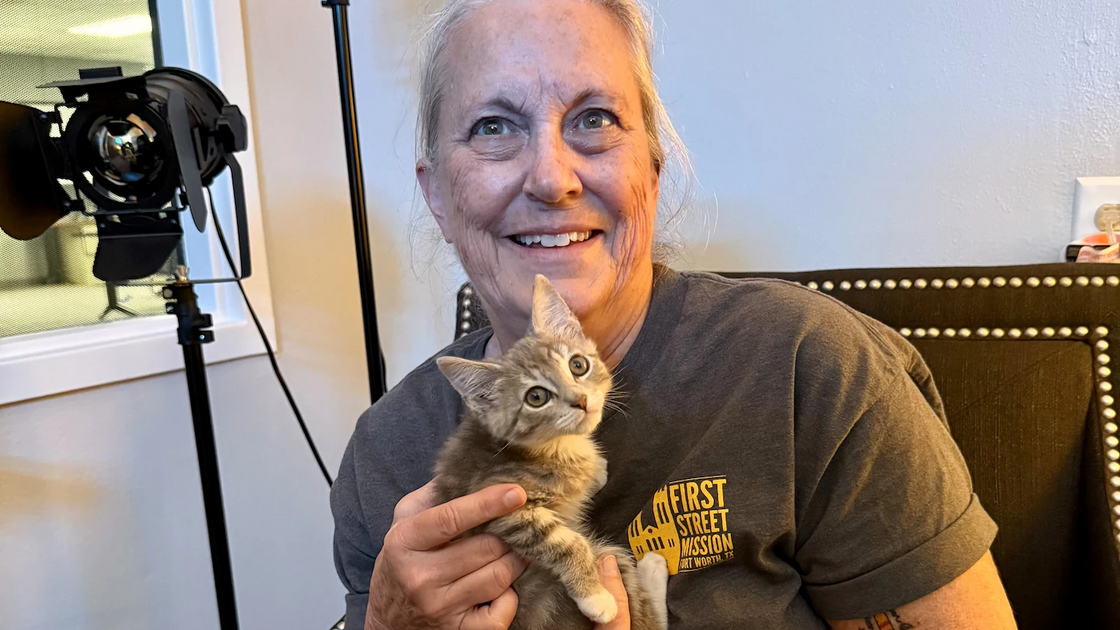 Mulher sorri enquanto segura Elmer, gatinho resgatado pela Humane Society of North Texas