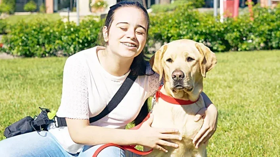 Aos 14 anos, Gabriela recebe o primeiro cão-guia atribuído a uma jovem menor no país