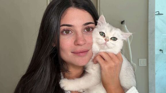Uma casa cheia! Kylie Jenner regressa ao YouTube e apresenta as suas três gatas