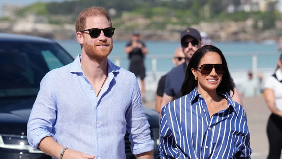 Nenhum patudo fica para trás! Pula e Mia viajaram com Meghan e Harry para o Reino Unido 