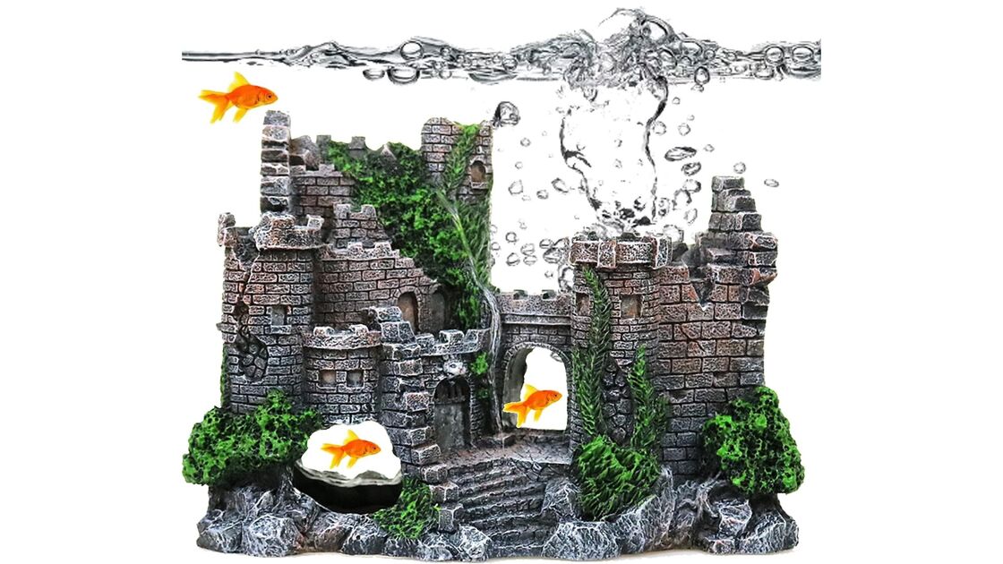 Um aquário com um castelo e peixes dourados