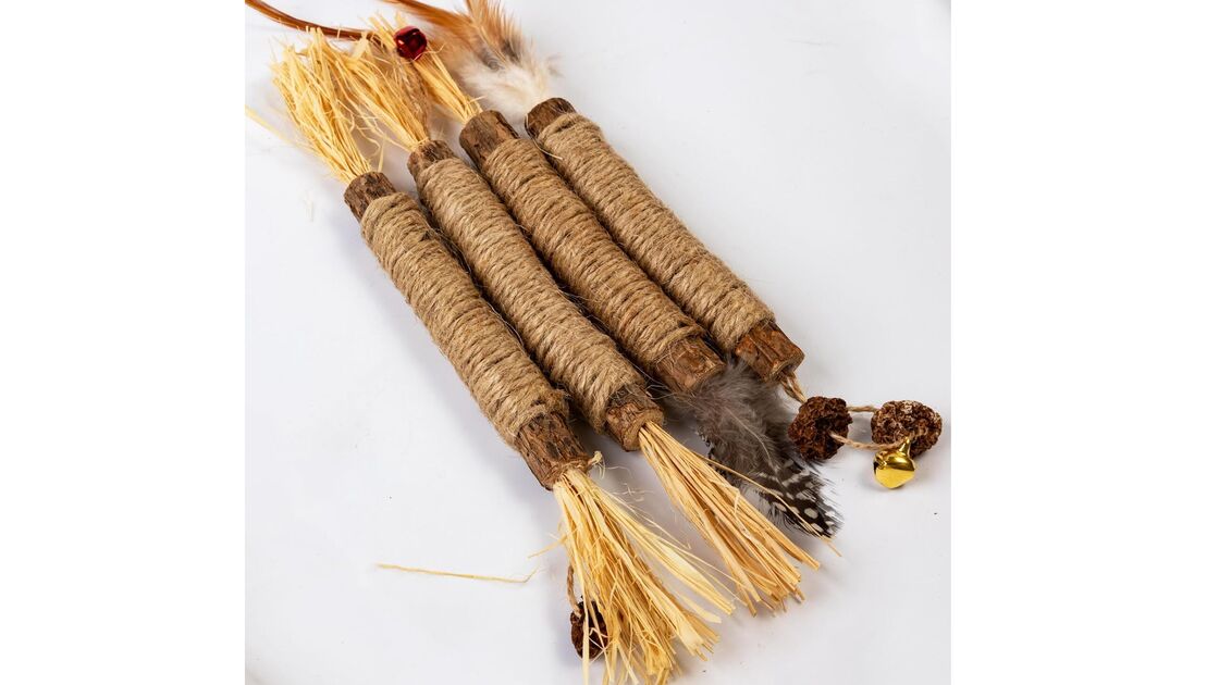 Brinquedos para gatos com palha, penas e guizo